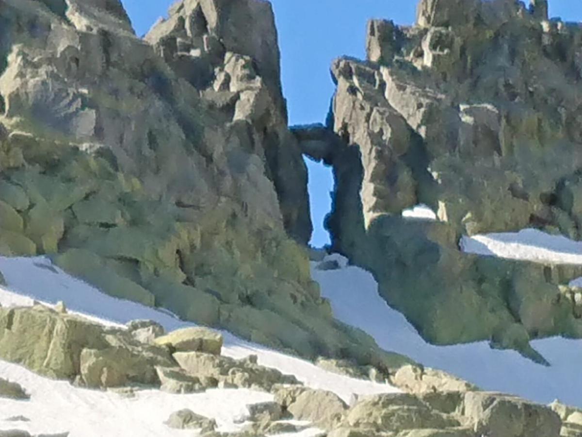 Cara Norte De Gredos Hoyos del Espino Bagian luar foto